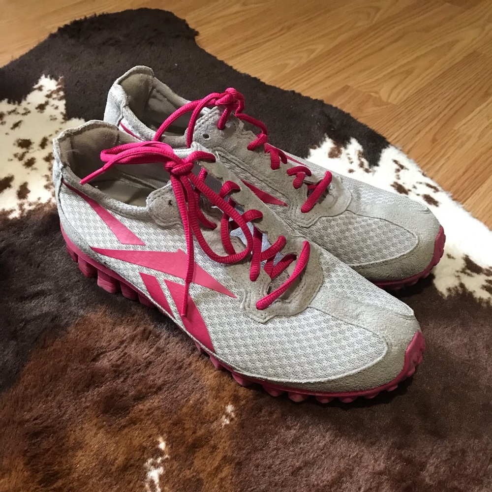 Tennis shoes